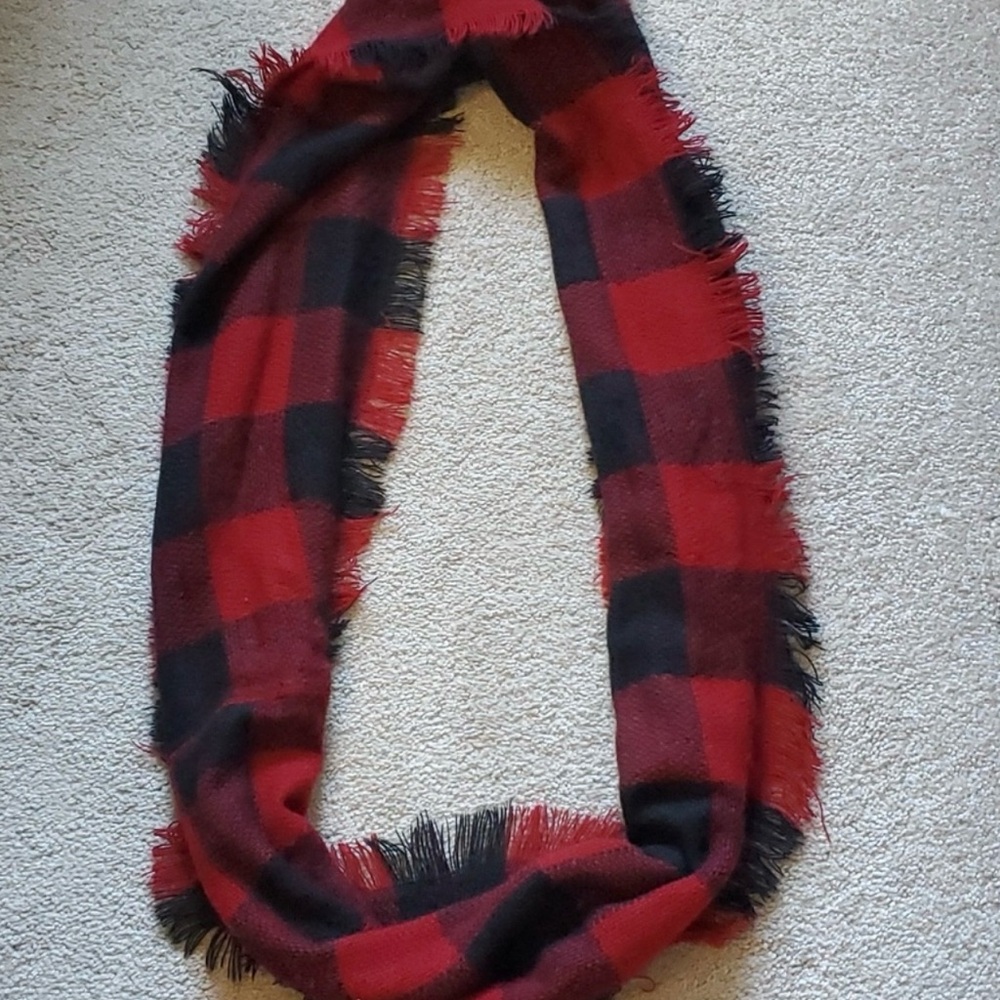Luxe Scarlet and Ebony Patterned Scarf, EUC